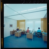 585/8 Facit Tokyo Daberg. Tre kvinnor arbetar vid skrivbord på ett kontor.