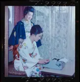 585/8 Facit Tokyo Daberg. Två kvinnor i kimonos vid en skrivmaskin.