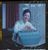 585/8 Facit Tokyo Daberg. Porträtt av en kvinna som sitter lutad över en Facit skrivmaskin.