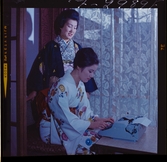 585/8 Facit Tokyo Daberg. Två kvinnor i kimonos vid en skrivmaskin.
