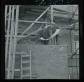 585/8 Facit Tokyo Daberg. Två män i kostym står på ett bygge och studerar en ritning.