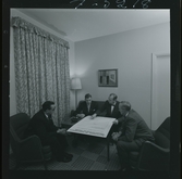 585/8 Facit Tokyo Daberg. En grupp män studerar ett stort ark med grafer.