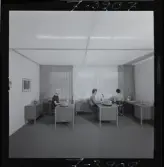 585/8 Facit Tokyo Daberg. Tre kvinnor arbetar vid skrivbord på ett kontor.