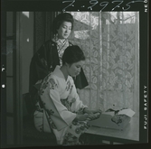 585/8 Facit Tokyo Daberg. Två kvinnor i kimonos vid en skrivmaskin.