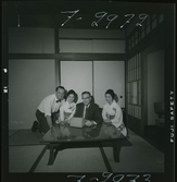 585/8 Facit Tokyo Daberg. Fotograf K W Gullers (t v), ett par kvinnor i kimonos och en man vid en Facit maskin i ett traditionellt japanskt rum.