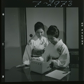 585/8 Facit Tokyo Daberg. Två kvinnor i kimonos vid en Facit maskin.