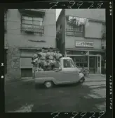 585/8 Facit Tokyo Daberg. Facit baseboll-lag poserar på flaket av en liten trehjulig bil.