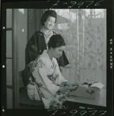 585/8 Facit Tokyo Daberg. Två kvinnor i kimonos vid en skrivmaskin.