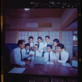 585/8 Facit Tokyo Daberg. En grupp män samlade runt en Facit maskin.