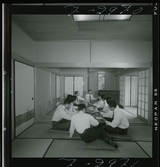 585/8 Facit Tokyo Daberg. En grupp män har möte i ett traditionellt japanskt rum.
