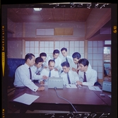 585/8 Facit Tokyo Daberg. En grupp män står samlade runt en Facit maskin.