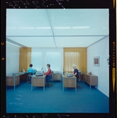 585/8 Facit Tokyo Daberg. Tre kvinnor arbetar vid skrivbord på ett kontor.