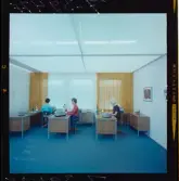 585/8 Facit Tokyo Daberg. Tre kvinnor arbetar vid skrivbord på ett kontor.