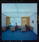 585/8 Facit Tokyo Daberg. Tre kvinnor arbetar vid skrivbord på ett kontor.