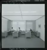 585/8 Facit Tokyo Daberg. Tre kvinnor arbetar vid skrivbord på ett kontor.