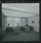 585/8 Facit Tokyo Daberg. Tre kvinnor arbetar vid skrivbord på ett kontor.