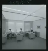 585/8 Facit Tokyo Daberg. Tre kvinnor arbetar vid skrivbord på ett kontor.