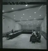 585/8 Facit Tokyo Daberg. Sammanträde vid ett långt bord i U-formation.