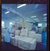 585/8 Facit Tokyo Daberg. Trälårar förseglas på ett lager.