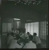 585/8 Facit Tokyo Daberg. En grupp män har möte i ett traditionellt japanskt rum.