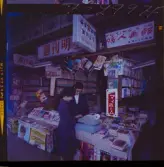 585/8 Facit Tokyo Daberg. Kund i en tidnings-/bokhandel.