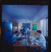 585/8 Facit Tokyo Daberg. Arbetare sätter ihop skrivmaskiner på ett arbetsrum.