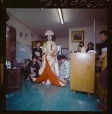 585/8 Facit Tokyo Daberg. En kvinna iklädd kimono står omgiven av andra kvinnor på ett kontor.