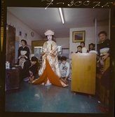 585/8 Facit Tokyo Daberg. En kvinna iklädd kimono står omgiven av andra kvinnor på ett kontor.