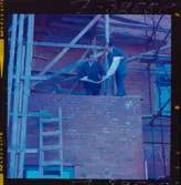 585/8 Facit Tokyo Daberg. Två män i kostym står på ett bygge och studerar en ritning.