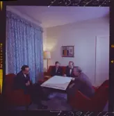 585/8 Facit Tokyo Daberg. En grupp män studerar ett stort ark med grafer.