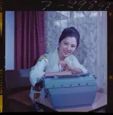 585/8 Facit Tokyo Daberg. Porträtt av en kvinna som sitter lutad över en Facit skrivmaskin.