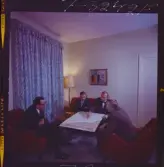 585/8 Facit Tokyo Daberg. En grupp män studerar ett stort ark med grafer.