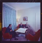 585/8 Facit Tokyo Daberg. En grupp män studerar ett stort ark med grafer.