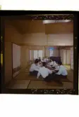 585/8 Facit Tokyo Daberg. En grupp män har möte i ett traditionellt japanskt rum.