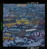 585/40 Facit Nattbild från N.K + Södra Kungstornet. Kvällsbild. Facit-skylt på taket av fastigheten Styrpinnen 22, ritad av arkitekt Ivar Tengbom i hörnet Hamngatan / Kungsträdgårdsgatan i Stockholm.