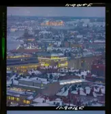 585/40 Facit Nattbild från N.K + Södra Kungstornet. Kvällsbild. Facit-skylt på taket av fastigheten Styrpinnen 22, ritad av arkitekt Ivar Tengbom i hörnet Hamngatan / Kungsträdgårdsgatan i Stockholm.