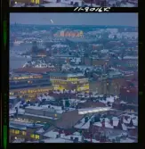 585/40 Facit Nattbild från N.K + Södra Kungstornet. Kvällsbild. Facit-skylt på taket av fastigheten Styrpinnen 22, ritad av arkitekt Ivar Tengbom i hörnet Hamngatan / Kungsträdgårdsgatan i Stockholm.