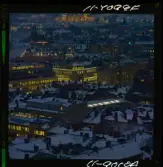 585/40 Facit Nattbild från N.K + Södra Kungstornet. Kvällsbild. Facit-skylt på taket av fastigheten Styrpinnen 22, ritad av arkitekt Ivar Tengbom i hörnet Hamngatan / Kungsträdgårdsgatan i Stockholm.