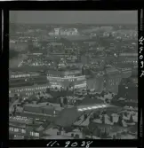 585/40 Facit Nattbild från N.K + Södra Kungstornet. Kvällsbild. Facit-skylt på taket av fastigheten Styrpinnen 22, ritad av arkitekt Ivar Tengbom i hörnet Hamngatan / Kungsträdgårdsgatan i Stockholm.