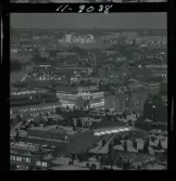 585/40 Facit Nattbild från N.K + Södra Kungstornet. Kvällsbild. Facit-skylt på taket av fastigheten Styrpinnen 22, ritad av arkitekt Ivar Tengbom i hörnet Hamngatan / Kungsträdgårdsgatan i Stockholm.