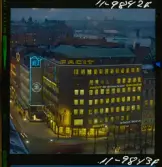 585/40 Facit Nattbild från N.K + Södra Kungstornet. Kvällsbild. Facit-skylt på taket av fastigheten Styrpinnen 22, ritad av arkitekt Ivar Tengbom i hörnet Hamngatan / Kungsträdgårdsgatan i Stockholm.