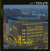 585/40 Facit Nattbild från N.K + Södra Kungstornet. Kvällsbild. Facit-skylt på taket av fastigheten Styrpinnen 22, ritad av arkitekt Ivar Tengbom i hörnet Hamngatan / Kungsträdgårdsgatan i Stockholm.