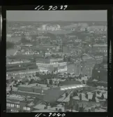 585/40 Facit Nattbild från N.K + Södra Kungstornet. Kvällsbild. Facit-skylt på taket av fastigheten Styrpinnen 22, ritad av arkitekt Ivar Tengbom i hörnet Hamngatan / Kungsträdgårdsgatan i Stockholm.