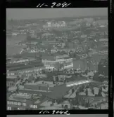 585/40 Facit Nattbild från N.K + Södra Kungstornet. Kvällsbild. Facit-skylt på taket av fastigheten Styrpinnen 22, ritad av arkitekt Ivar Tengbom i hörnet Hamngatan / Kungsträdgårdsgatan i Stockholm.