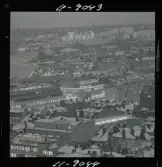 585/40 Facit Nattbild från N.K + Södra Kungstornet. Kvällsbild. Facit-skylt på taket av fastigheten Styrpinnen 22, ritad av arkitekt Ivar Tengbom i hörnet Hamngatan / Kungsträdgårdsgatan i Stockholm.