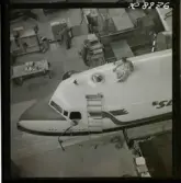 1678 P DC 6:a i hangar på Bromma rep. för Vi