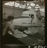 1678 P DC 6:a i hangar på Bromma rep. för Vi