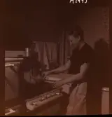 1690 New York, allmänt. En kvinna lagar något i en kastrull på spisen.