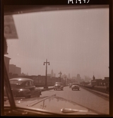 1690 New York, allmänt. Utsikt genom vindrutan på en bil.