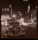 1690 New York, allmänt. Nattbild. Neonljus och trafik på gata.